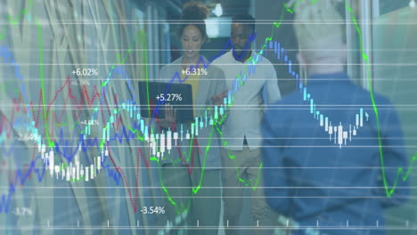 animación del procesamiento de datos sobre diversas personas de negocios en la oficina