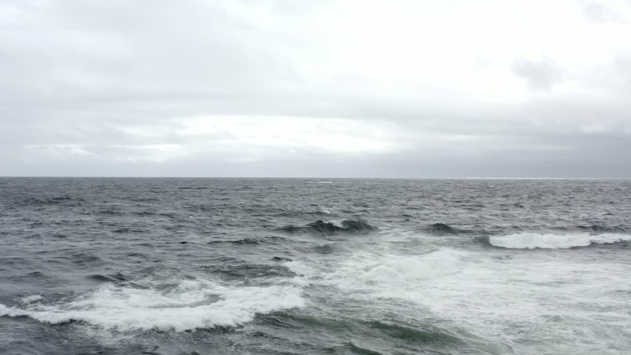 캐나다 밴쿠버 섬의 토피노에 있는 스 베이 해변의 바다 파도 장면