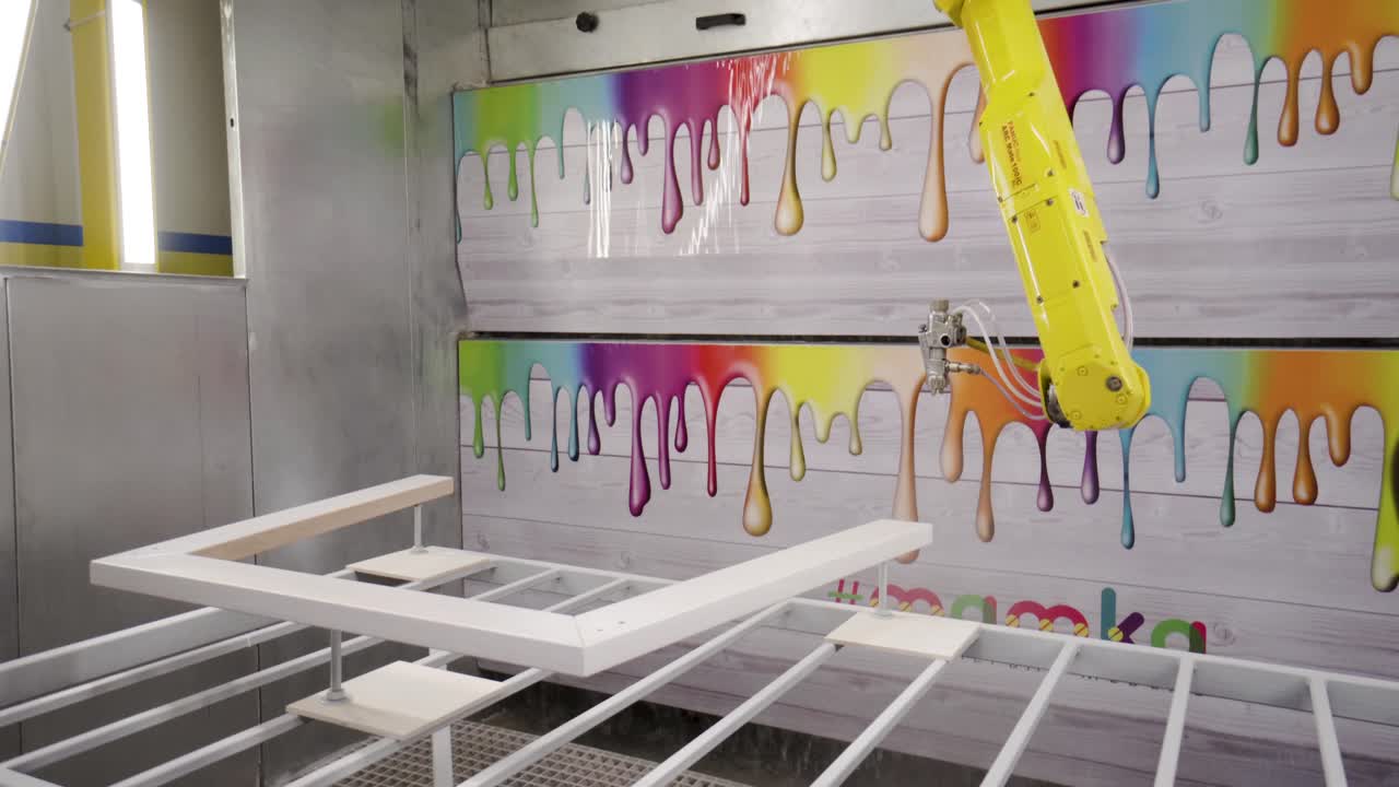 pintura robótica de muebles en una cabina de pintura