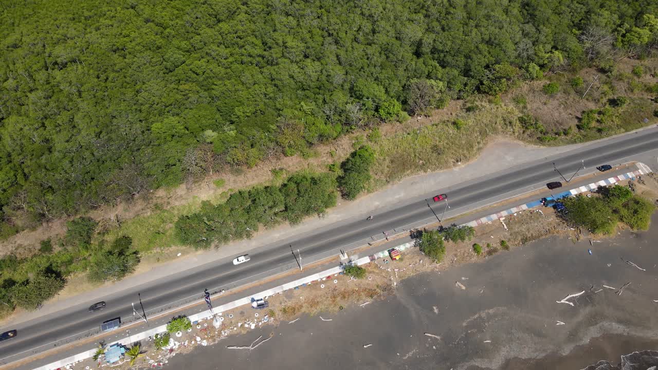 코스타리카의 포트 칼데라 (puntarenas)  ⁇ 에 있는 해안, 교통 고속도로 및 자연 보존 숲의 공중 드론 뷰