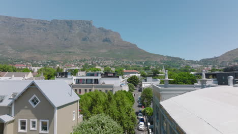 Fliegen-Sie-über-Wohnstadtbezirk.-Blick-Auf-Den-Berühmten-Tafelberg-Und-Die-Umliegende-Landschaft.-Kapstadt,-Süd-Afrika