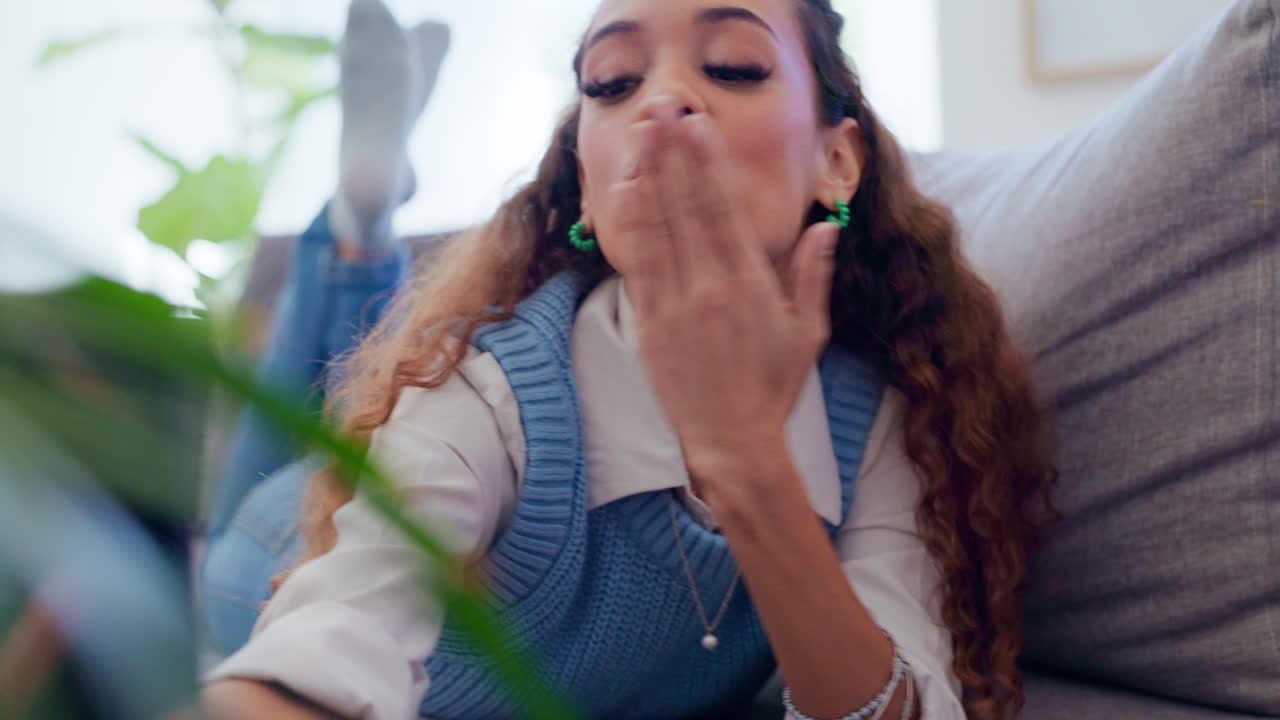 signo de paz, selfie y mujer en el sofá con sonrisa