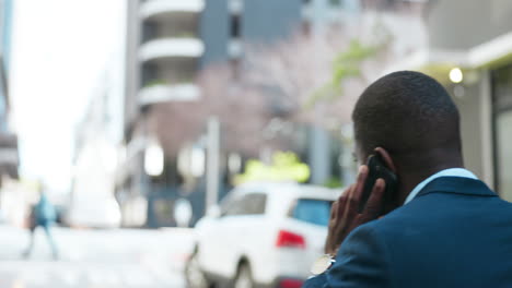 hombre de negocios, de vuelta y llamada telefónica en la ciudad