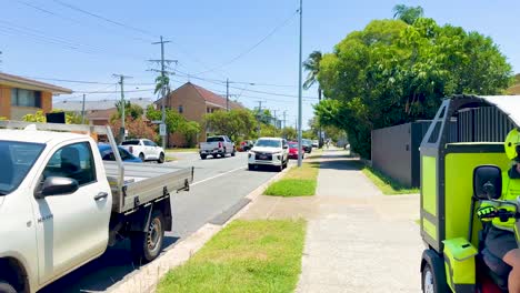 el cartero entrega en una calle suburbana soleada