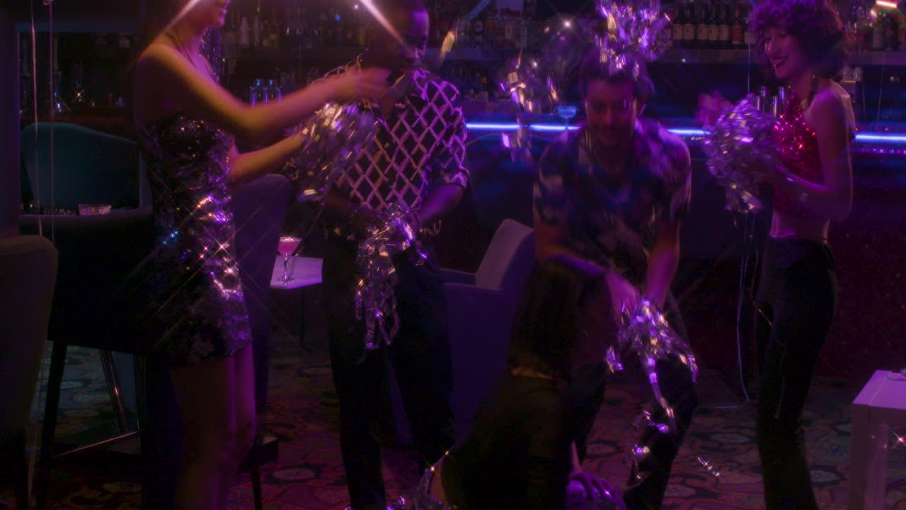 amigos divirtiéndose en una fiesta de año nuevo.