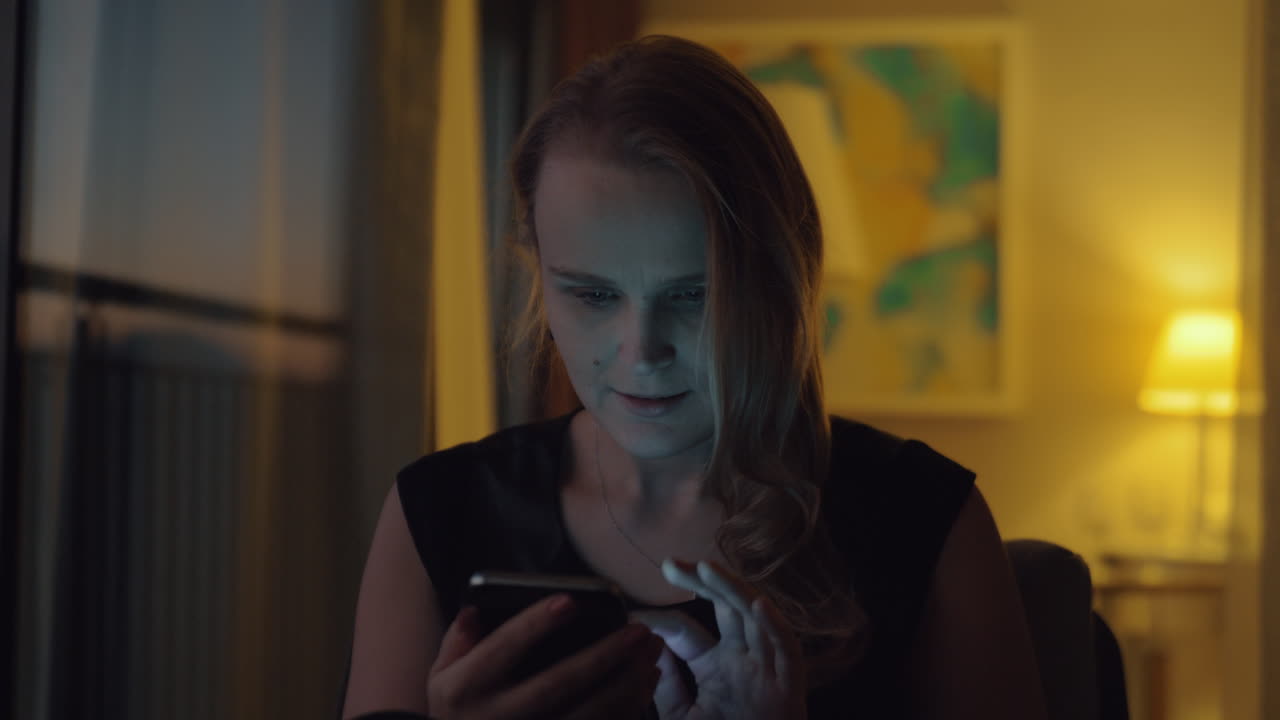 joven feliz con celda en casa por la noche