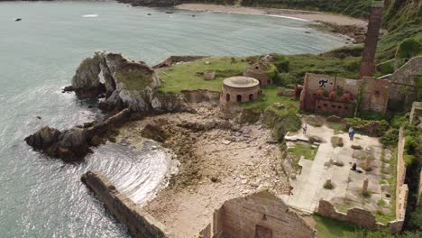 Vista-Aérea-De-Porth-Wen,-Fábrica-De-Ladrillo-Industrial-Victoriana-Abandonada-Remota-Que-Permanece-En-La-Costa-Erosionada-De-Anglesey