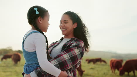 Familia-Feliz,-Granja-De-Ganado-Y-Sonrisa-De-Mamá