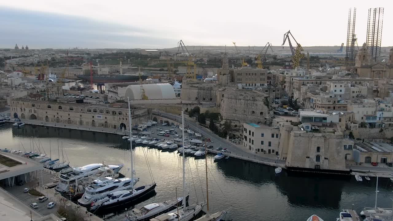 선착장과 구시가지에 대한 하이퍼랩스 공중 촬영 1