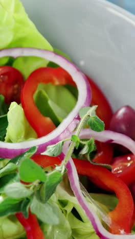ensalada fresca en el tazón