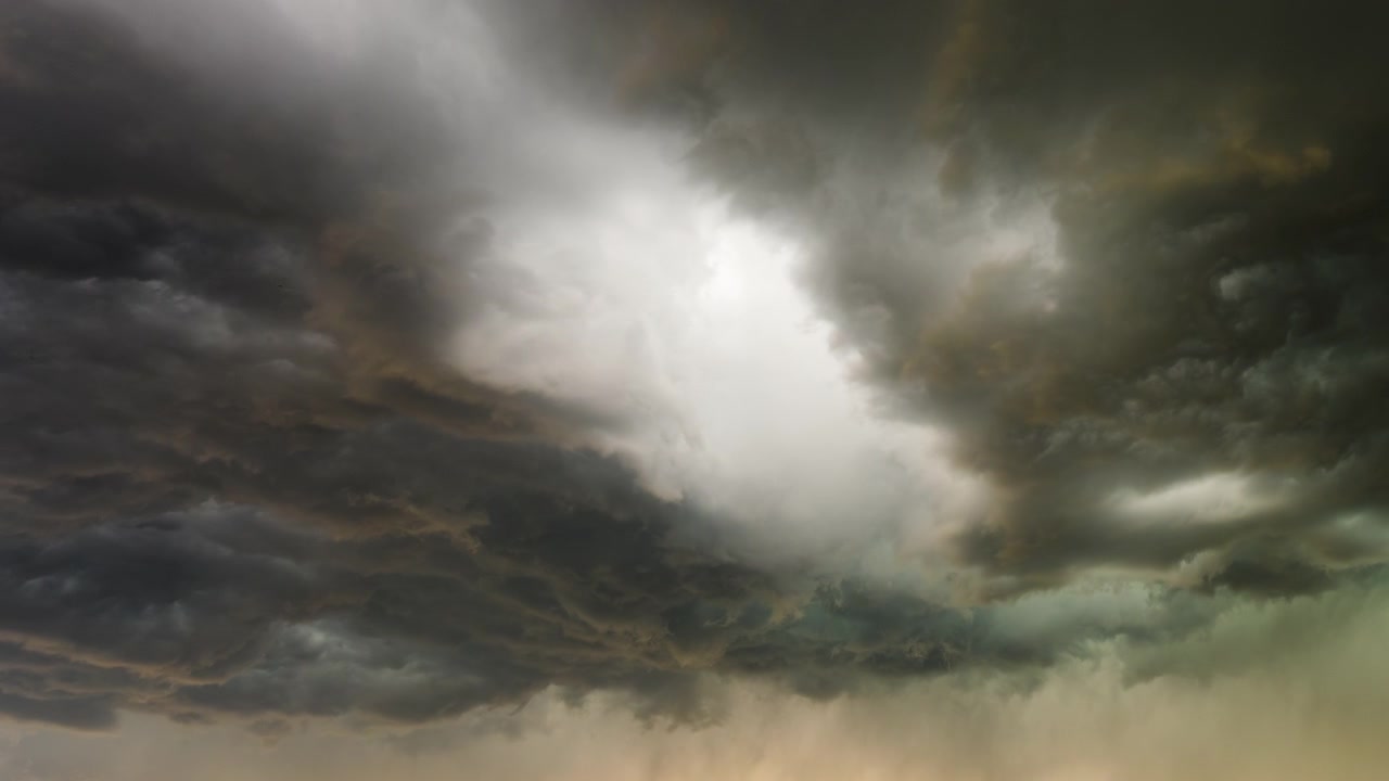 Truende tordenvejrsskyer udvikler sig på en mørk, atmosfærisk himmel