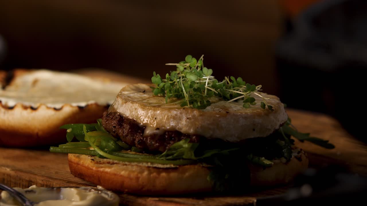 hamburguesa gourmet con camembert y reducción de vino tinto