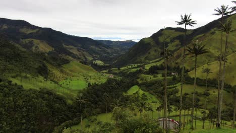 Drohne,-Die-über-Einen-Berg-In-Den-Anden-Fliegt,-Um-Eine-üppig-Grüne-Landschaft-Zu-Enthüllen