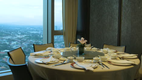 Toma-Panorámica-De-Una-Cena-Formal-Con-Una-Vista-Panorámica