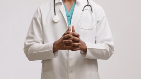 el doctor con la bata blanca.