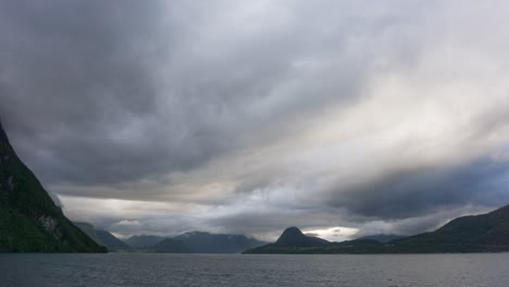timelapse de tiempo nublado sobre un hermoso fiordo en verano