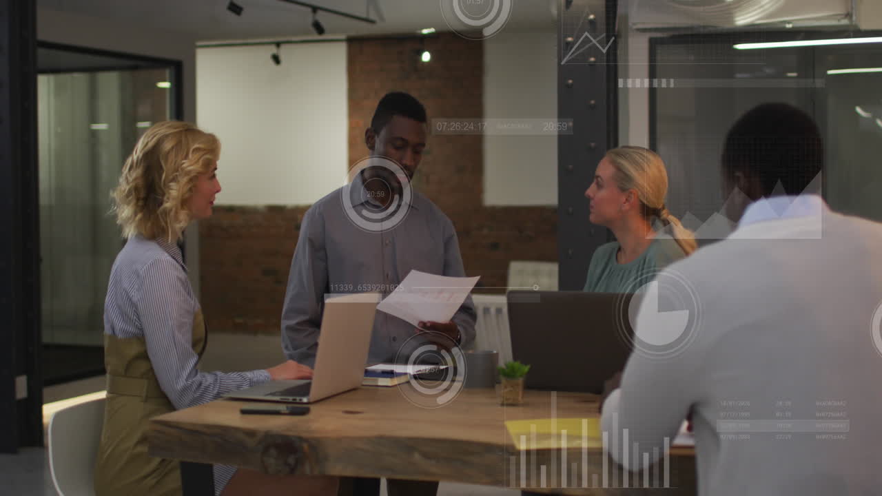 animación de gráficos, barras de carga y círculos sobre diversos compañeros de trabajo que comparten ideas en la oficina