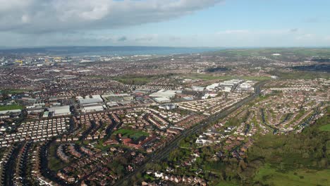 Sobrevuelo-Aéreo-Del-Este-De-Belfast-Desde-El-Campo-Mirando-Hacia-El-Centro-De-La-Ciudad-O-El-Centro