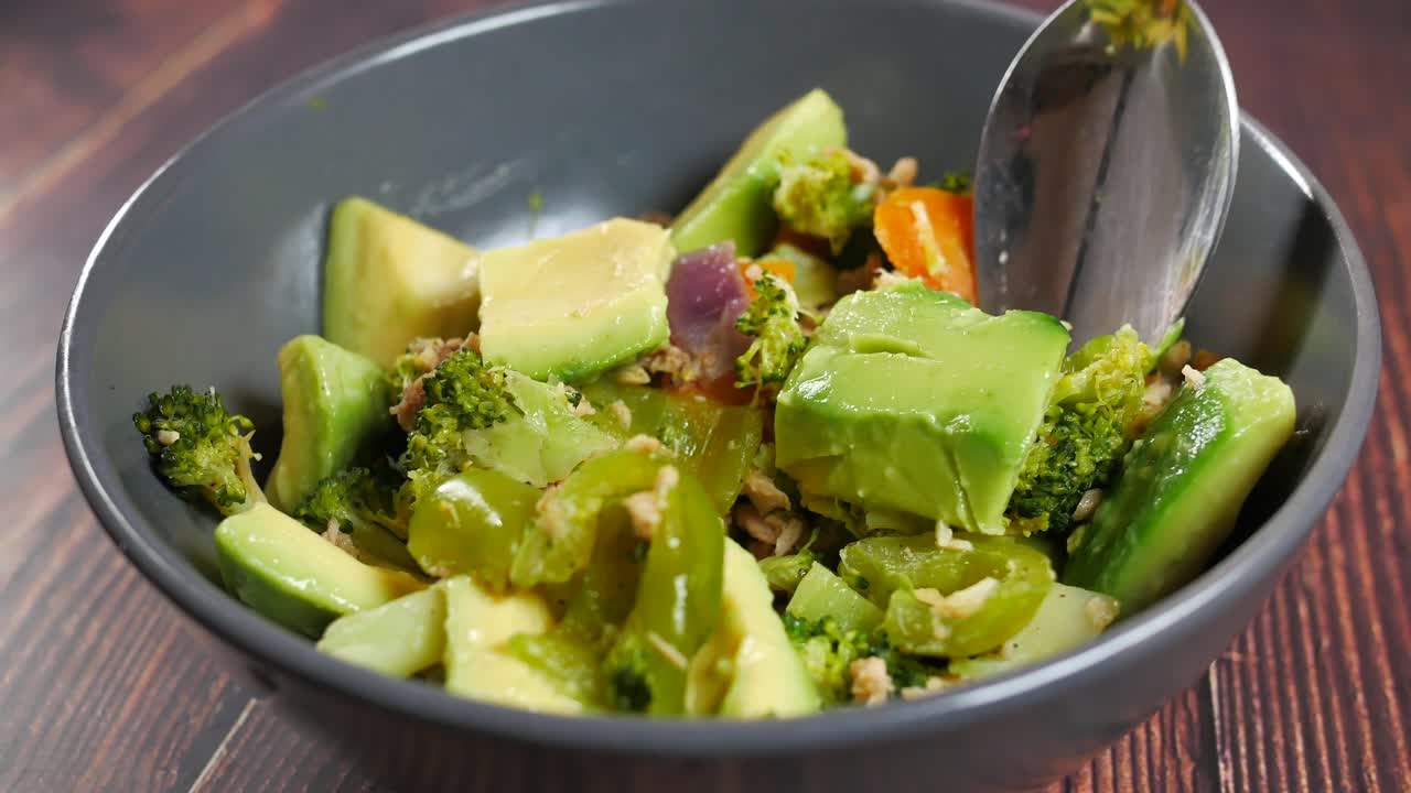 ensalada saludable de aguacate y brócoli