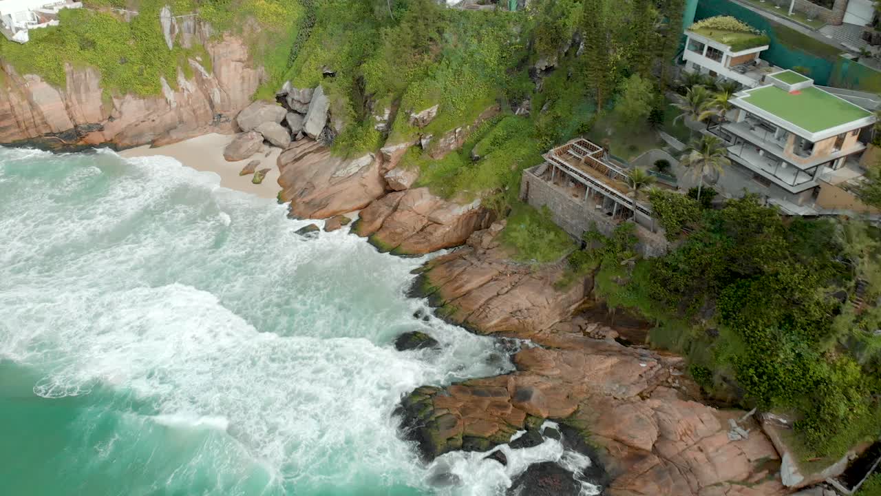 일출 위에서 본 리우데자네이루의 아름다운 그림 같은 조아팅가 해변과 절벽 바위 해안선