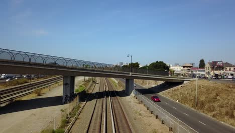 tren de crucero bajo la autopista california