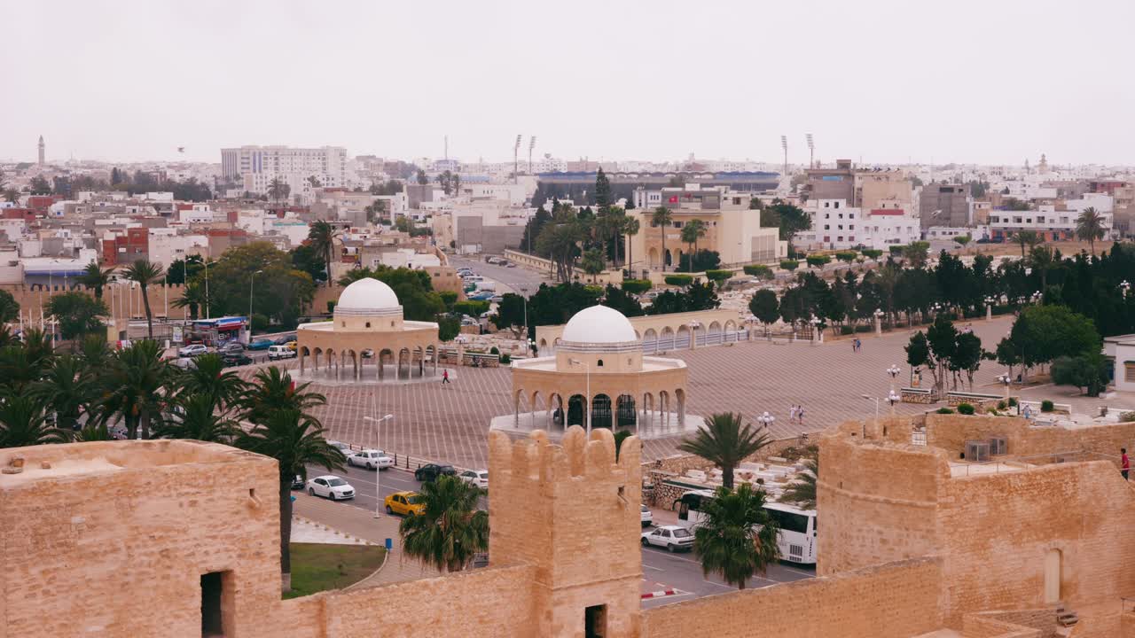 Paesaggio urbano con antiche rotonde su un vicolo vicino al mausoleo di Bourguiba a Monastir, Tunisia