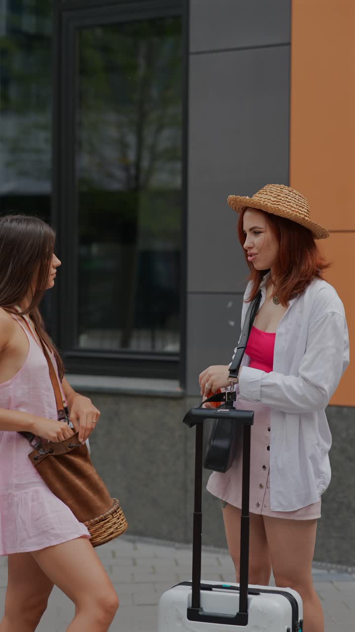 двое друзей в городской поездке