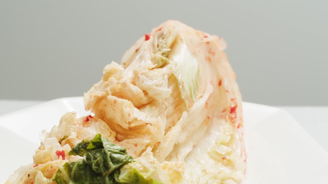 유리 항아리에 채소를 보존하는 캔에서 발효 된 매운 고추 김치의 질의 클로즈업. 향신료와 함께 발효 보존 된 김치 고추 매크로. 아시아 요리. 고품질 4k 영상