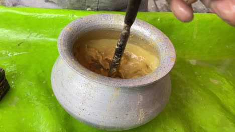 Video-De-Un-Hombre-Preparando-Sattu-Sharbat,-Una-Bebida-De-Verano-Preparada-Con-Harina-De-Garbanzos-Negros-Asados,-Azúcar-Y-Agua