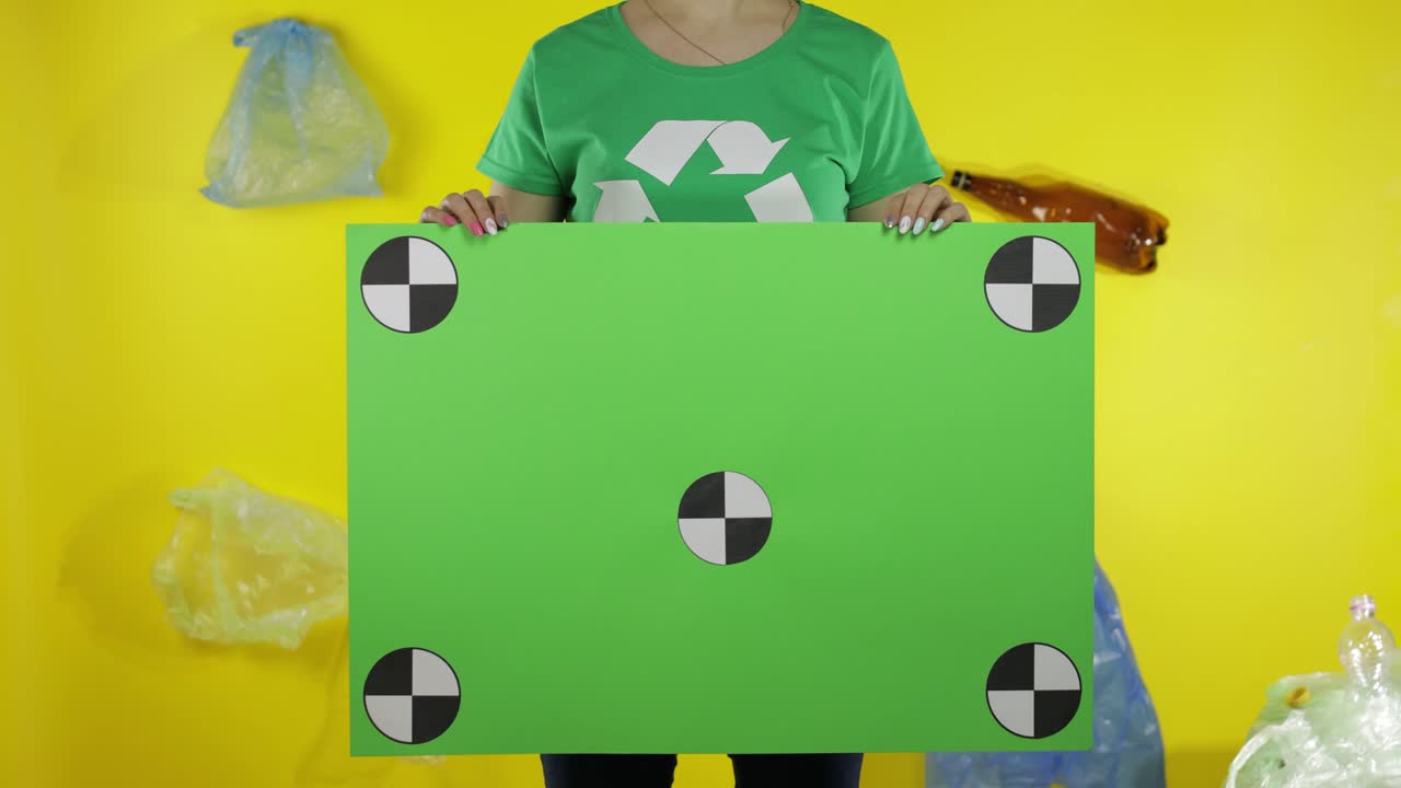 mujer irreconocible sosteniendo un cartel de llave de cromo con puntos de seguimiento. contaminación plástica del medio ambiente