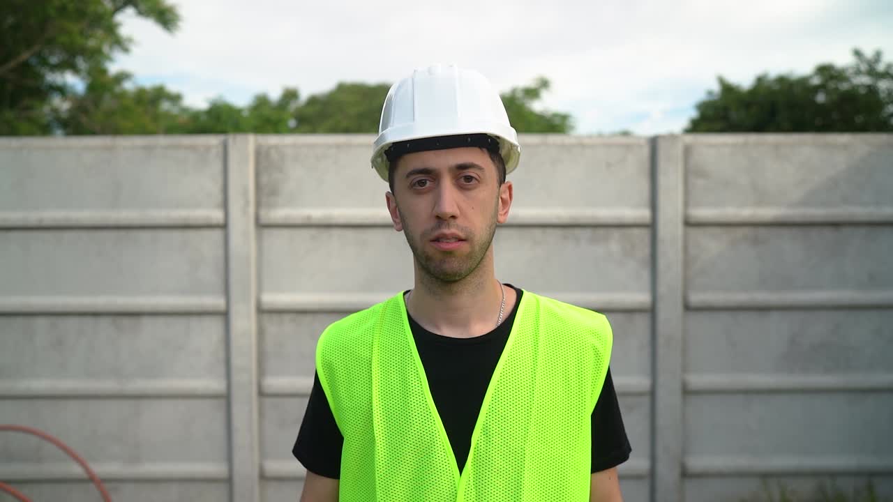 un arquitecto con un sombrero blanco asente en acuerdo - medio de cerca