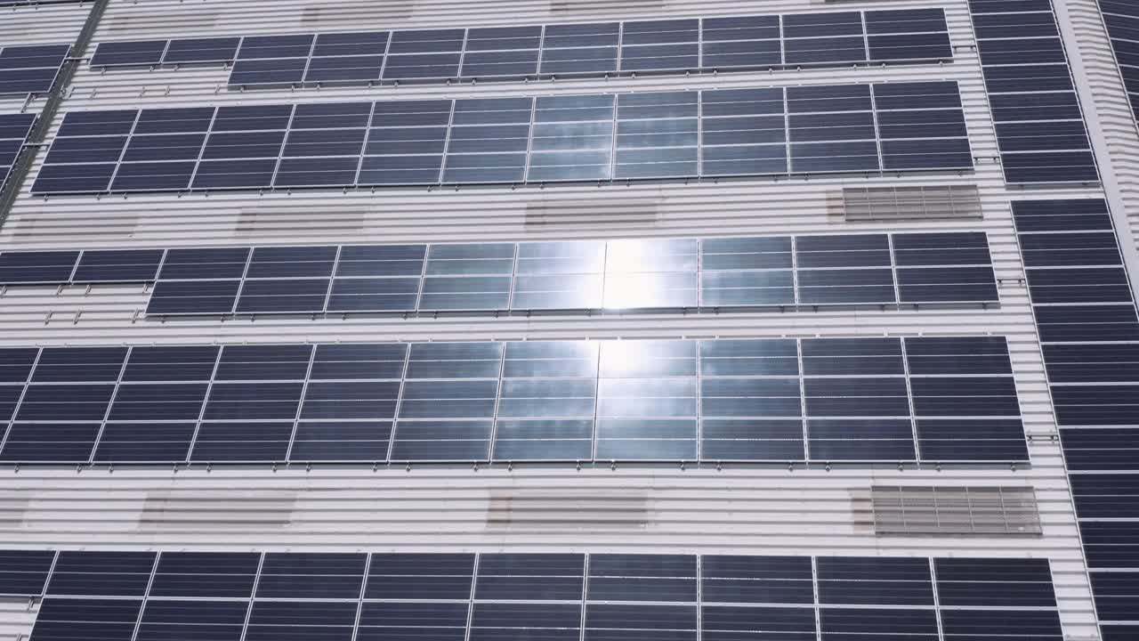 tiras de paneles solares en el sol -antena