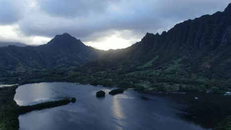 Toma-Aérea-Ascendente-De-Moliʻi-Loko-I&#39