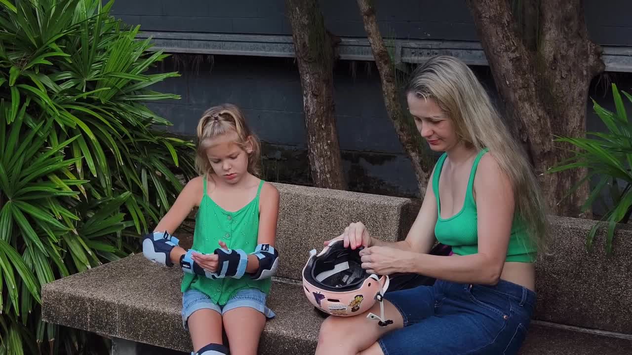 Madre che aiuta la figlia a prepararsi per pattinare