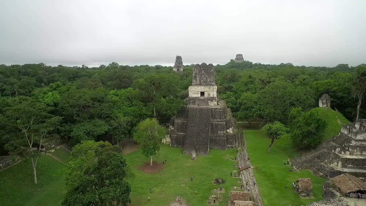 gran toma aerea sobre las piramides de tikal en guatemala 6