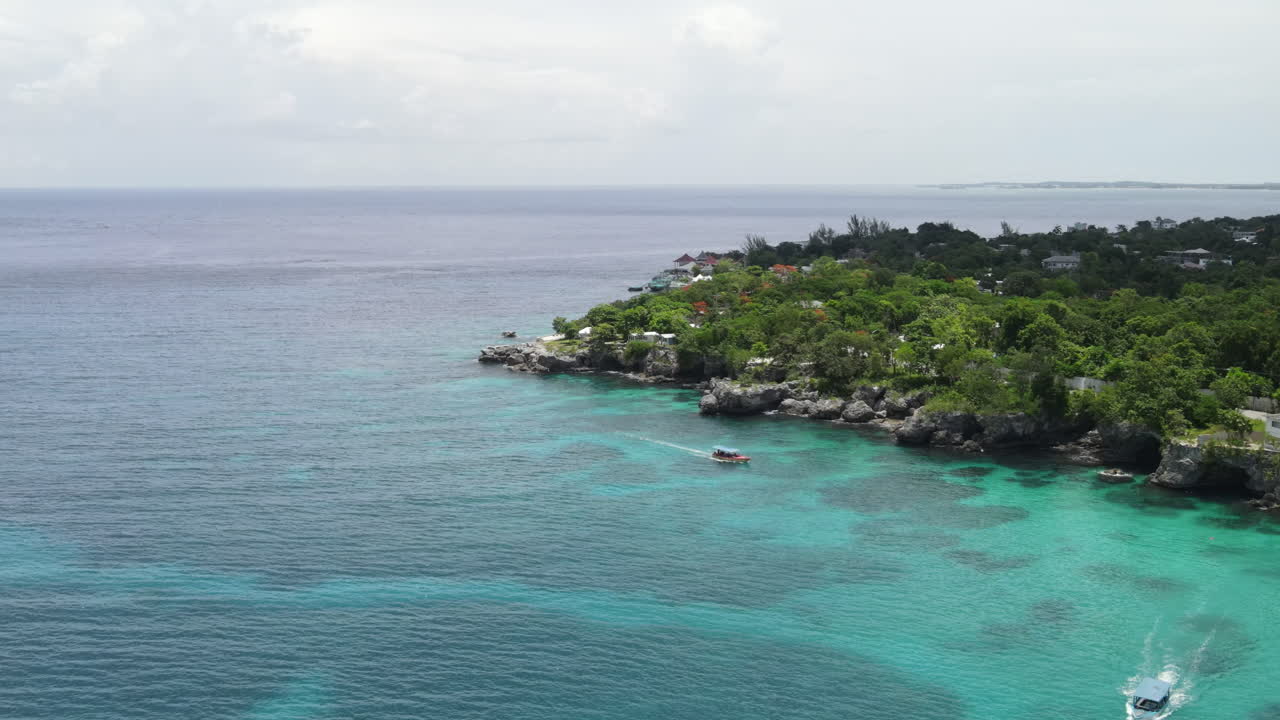 Gün batımında derin turkuaz Karayip Denizi'ne bakan, Jamaika, Negril'deki West End'in engebeli kireçtaşı kayalıklarının havadan drone görüntüsü.