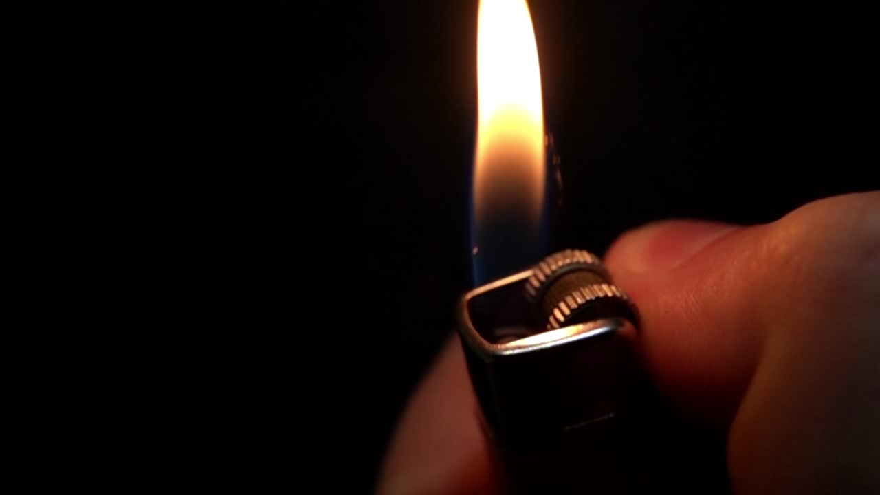 se está encendiendo un encendedor.