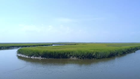 Fluss-Fließt-Friedlich-In-Florida,-Tag,-Pfanne-Nach-Oben-Geneigt