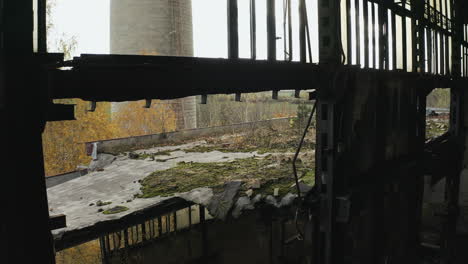 Tiro-Hacia-Atrás-Del-Viejo-Edificio-Abandonado-Destruido