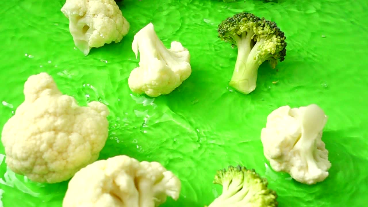 Caduta di cavolfiore e broccoli. Movimento rallentato.