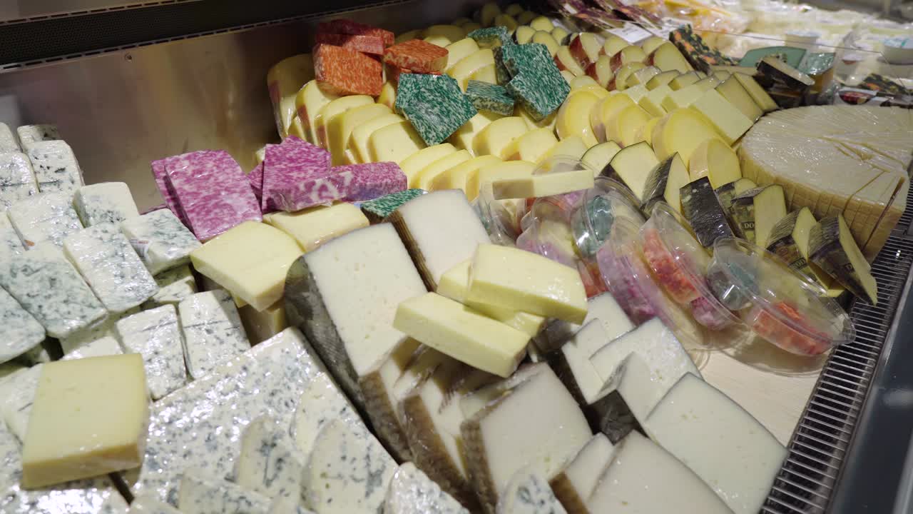 un gran número de quesos diferentes están en exhibición en la tienda. venta al por menor de productos gastronómicos en el supermercado.