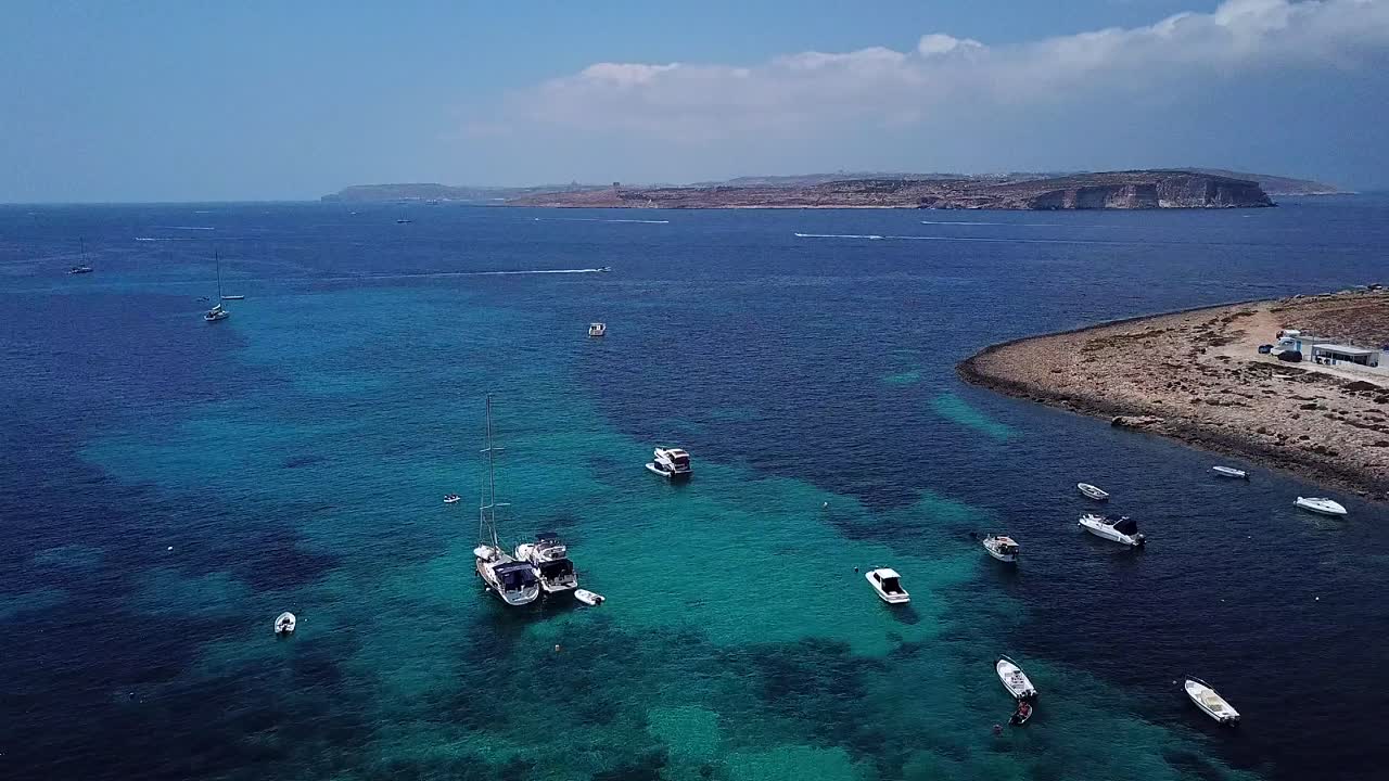 Incredibile ripresa aerea con drone del Mar Mediterraneo con molte barche a Malta. Popolare destinazione turistica.