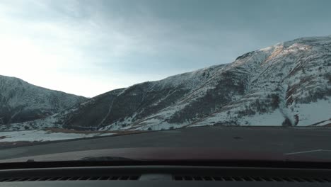 Zeitraffer-Der-Schneebedeckten-Berge-Des-Kaukasus,-Die-Langsam-Von-Den-Sonnenstrahlen-Berührt-Werden