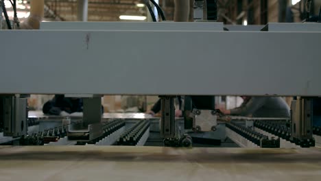 la máquina corta placas de madera