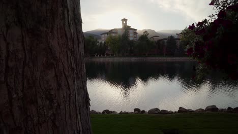 toma mediana de una hermosa escena natural frente al mar y montaña al atardecer