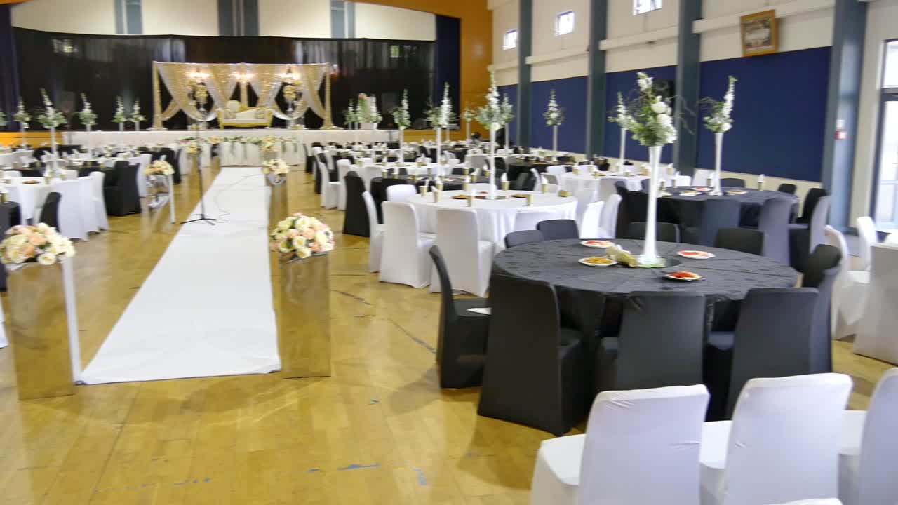 foto del lugar de la recepción de la boda y la decoración de la mesa de la cena