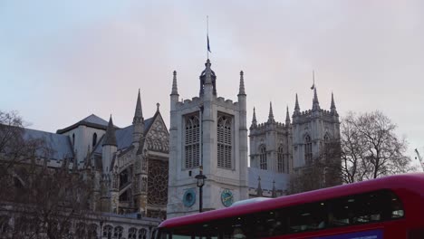 Westminster-Hall-Und-Westminster-Abbey-Mit-Flaggen,-Die-Auf-Halbmast-Wehen,-Um-Den-Tod-Von-Prinz-Philip,-Herzog-Von-Edinburgh,-Zu-Markieren,-Samstag,-10.-April-2021---London,-Großbritannien