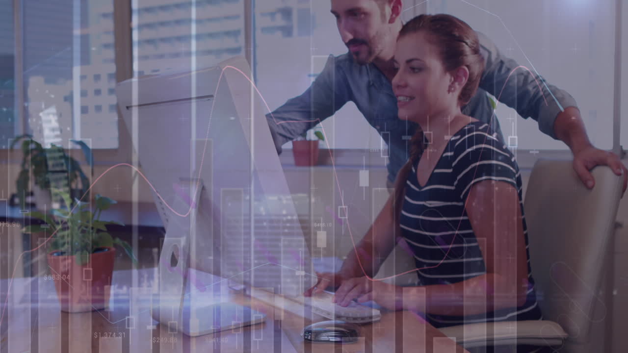 animación de diversos datos y reloj sobre mujeres y hombres caucásicos colegas que trabajan en la computadora