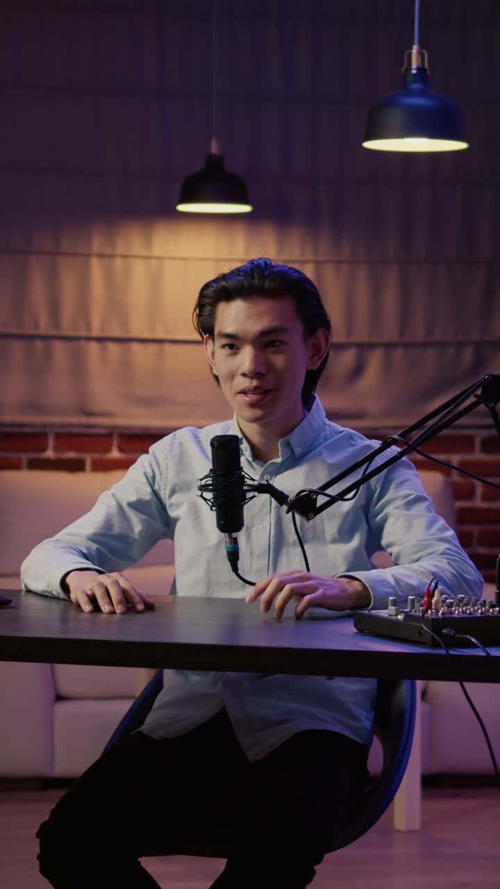Mand optager podcast i studie