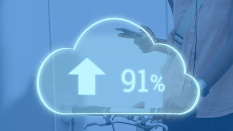 animación de la nube digital con un porcentaje que sube sobre el hombre que usa un teléfono inteligente